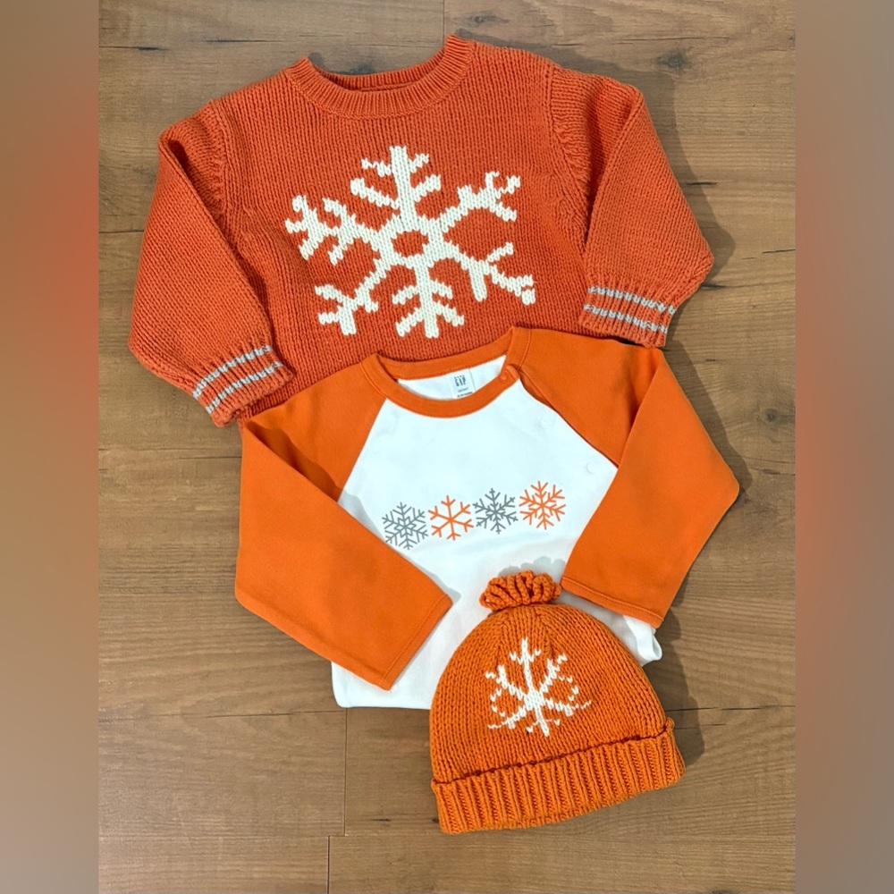 Baby Gap Orange Snowflake Bundle
(3 pcs) Baby Sweater, Bodysuit , and Hat
